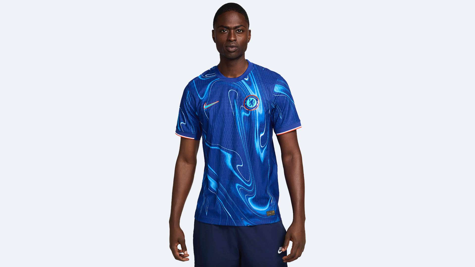 南京赛场上演“栏王”比拼 刘俊茜、吴艳妮分别夺得男、女60米栏冠军.